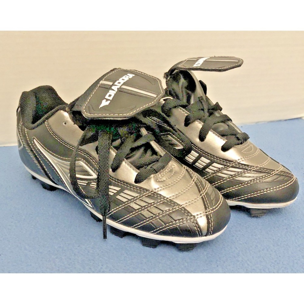 New w/out Box Diadora Boys Black & Silver Soccer Cleats - Size 4‎ (088-03-0870)